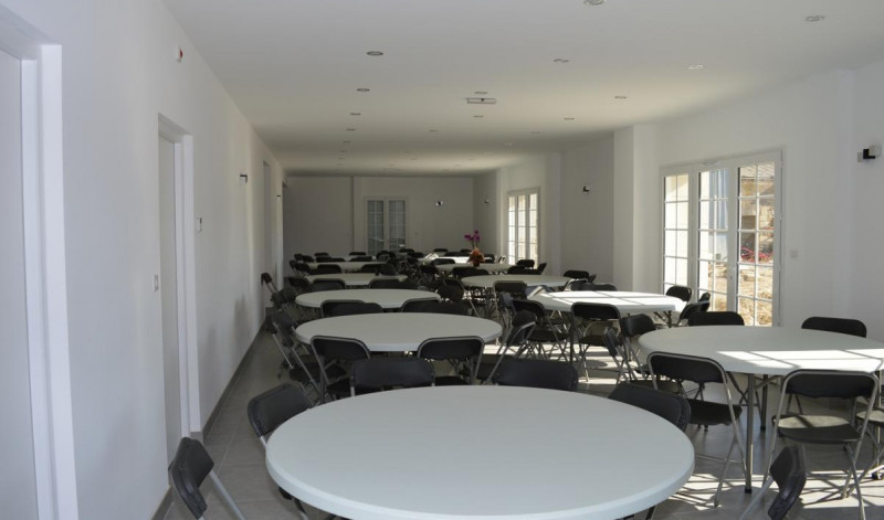 Salle de réception de 105 m² pouvant accueillir 96 couverts